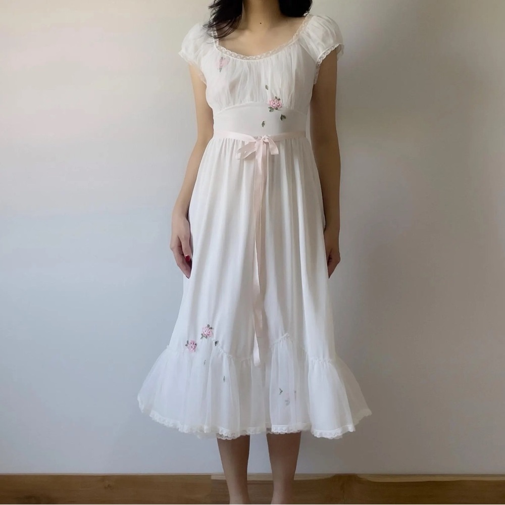 Vintage Victorian 1950s Rose Embroidered Women's Dress‎